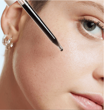 Kobieta nakraplająca serum