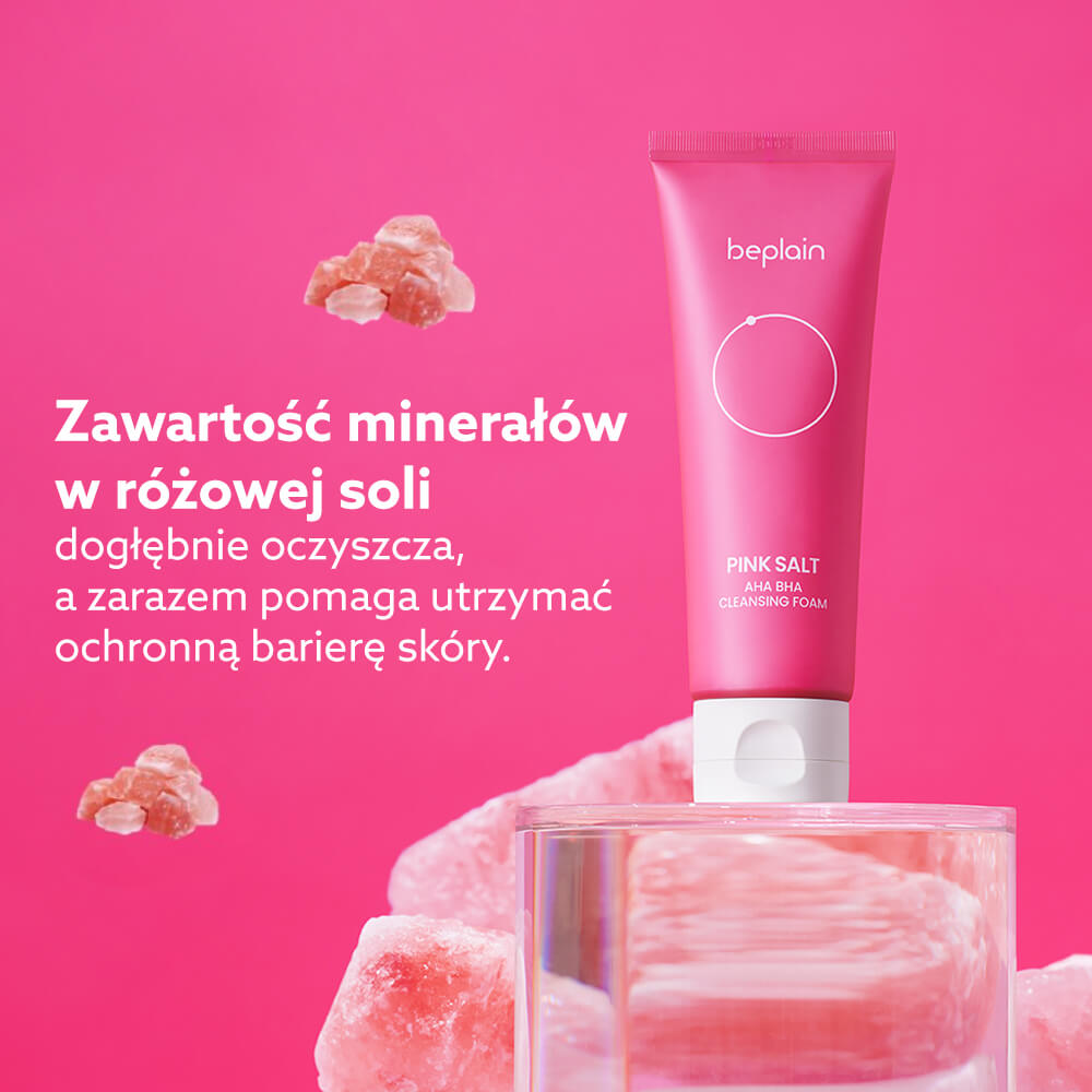 Beplain Pink Salt AHA BHA Cleansing Foam - różowa pianka oczyszczająca z minerałami z soli himalajskiej, stojąca na szklanym naczyniu w otoczeniu różowych kryształów soli, na tle z hasłem o ochronie bariery skóry.