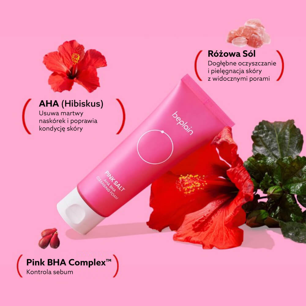 Beplain Pink Salt AHA BHA Cleansing Foam - tuba kosmetyku na tle hibiskusa, różowej soli i liści, z opisem składników: AHA z hibiskusa (eksfoliacja), różowa sól (oczyszczanie porów) i Pink BHA Complex™ (kontrola sebum)